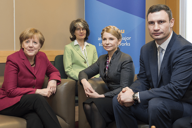 Das Foto, auf dem Angela Merkel gemeinsam mit den ukrainischen Politikern Julia Timoschenko und Vitali Klitschko zu sehen waren, wirft einige Fragen auf.