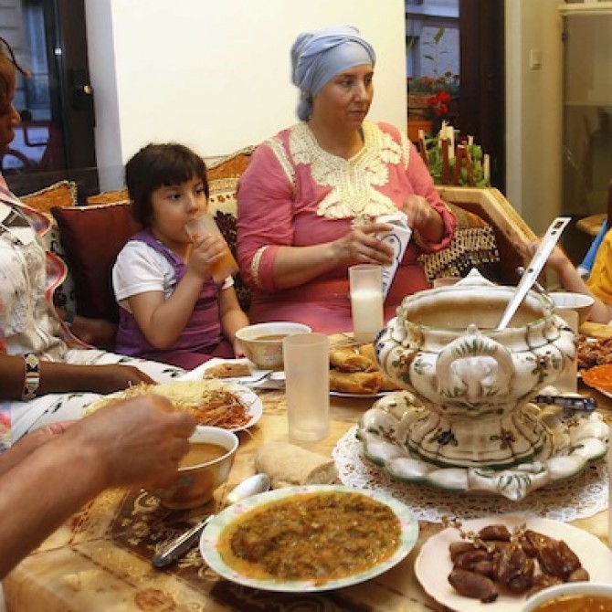 Viele Fastende beschäftigt die Frage der Ernährung und welche Auswirkungen der Ramadan auf ihren Körper haben, da der Ernährungsrhythmus aus den Fugen gerät.