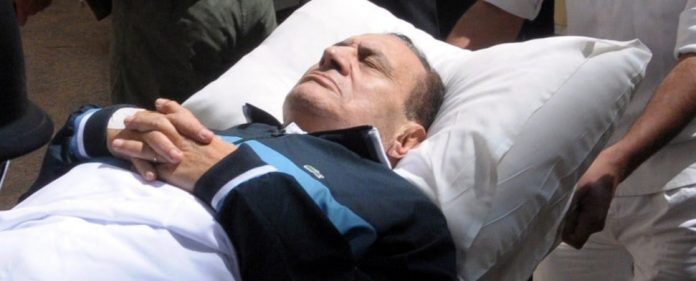 Ägyptische Ärzte kämpfen um das Leben von Mubarak 