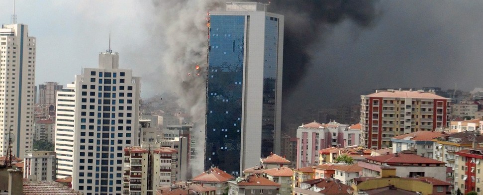 Hubschrauber bekämpfen Feuer in Istanbuler Hochhaus