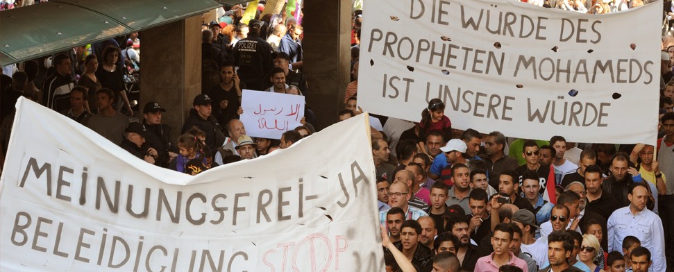 Demonstranten gegen Schmähvideo ziehen friedlich durch Freiburg