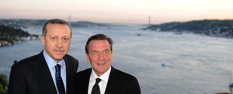 Sozialdemokrat Schröder besucht Parteitag konservativer AKP