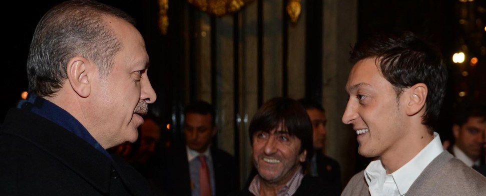 Mesut Özil empfängt Erdoğan vor seinem Hotel