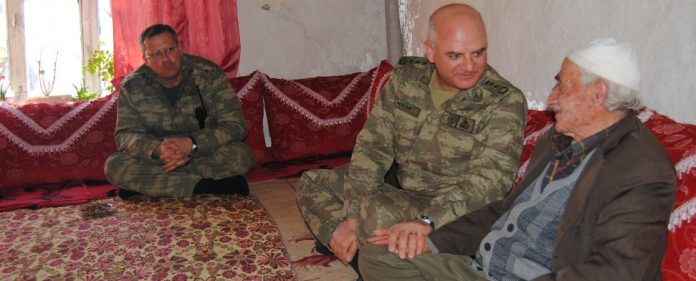 Türkischer Offizier spricht Kurdisch