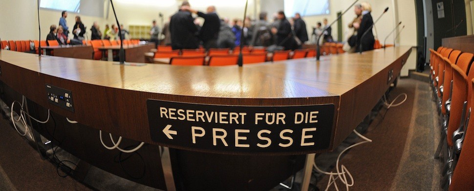 Kritik am OLG München reißt nicht ab - Prozessbeginn wackelt