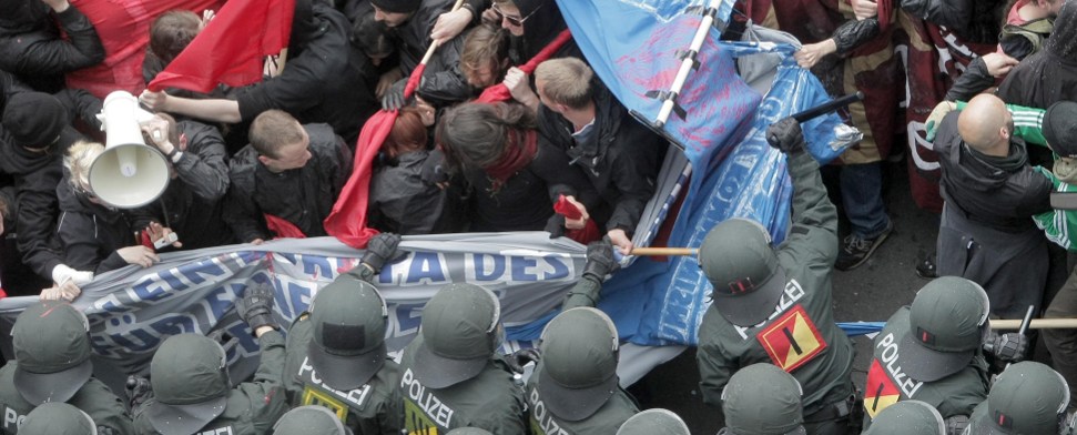 Blockupy-Demo: Polizei kesselt Vermummte ein