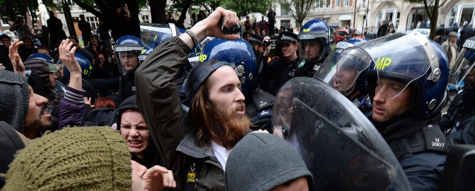 Londoner Polizei startet gewalttätigen Überfall auf Anti-G8-Demonstranten