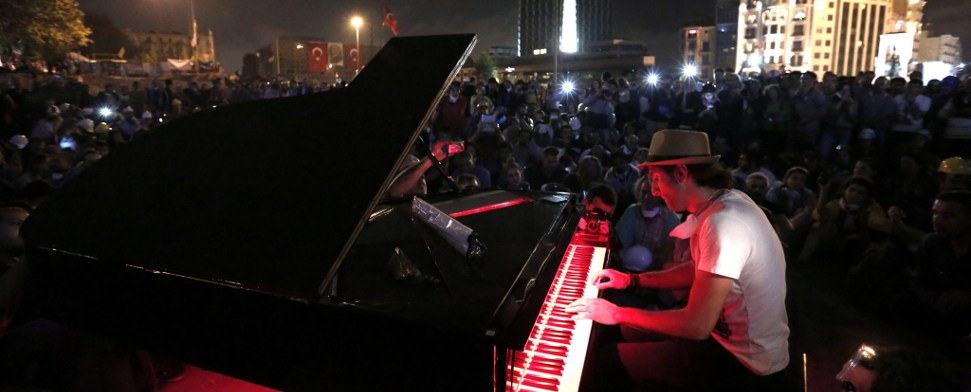 Konstanzer Pianist spielt am Taksim-Platz