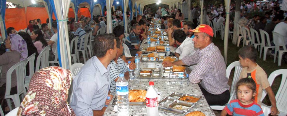Ramadan-Feeling in Iftar-Zelten