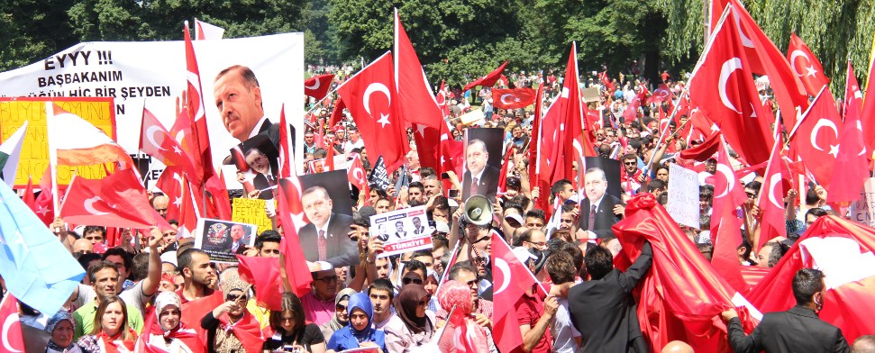 „Respekt für die Demokratie“- Zehntausende für Erdoğan auf der Straße