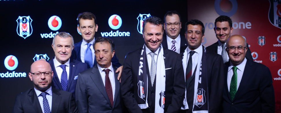 Der Mobilfunkriese Vodafone wird in der kommenden Saison nicht nur Trikotsponsor von Beşiktaş, sondern auch der Namensgeber der sich im Bau befindenden Arena. Präsident Fikret Orman war nach der Vertragsunterzeichnung sichtlich zufrieden.