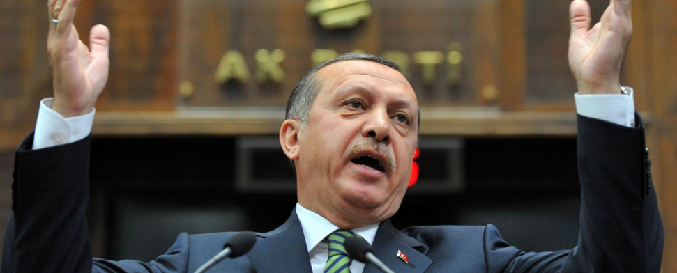 Der türkische Premierminister Erdogan hat in Rize zum Rundumschlag ausgeholt. Er betonte, dass er kein Diktator sei.