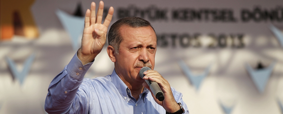 Bei einer Rede deutete Erdoğan am Sonntag mit seiner rechten Hand das Rabia-Zeichen an, das mittlerweile zum Symbol des Widerstands gegen das ägyptische Putschregime geworden ist.