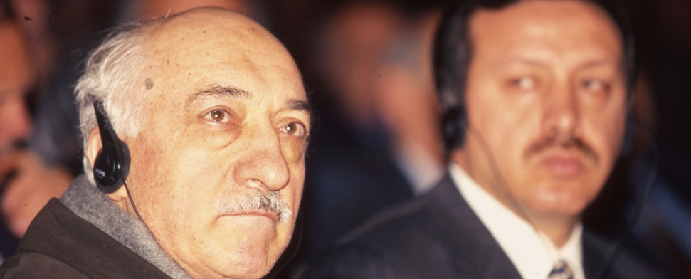 Fethullah Gülen und Recep Tayyip Erdogan im Jahre 1998. Zuletzt nahmen die Spekulationen, wonach es in der Türkei einen Machtkampf zwischen der AKP und der Hizmet-Bewegung gebe, zu.