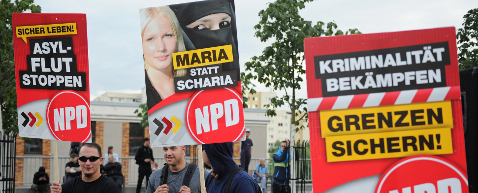 "Maria statt Scharia": Neonazis protestieren gegen das Asybeweberheim in Berlin-Hellersdorf.