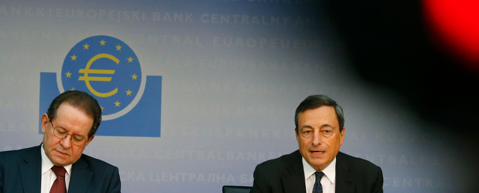 Vor einem Jahr hatte der Chef der Europäischen Zentralbank (EZB), Mario Draghi (rechts), angekündigt, dass die Notenbank im Notfall unbegrenzt Anleihen der Krisenländer aufkaufen werde. Dieses Versprechen hat vielen Investoren die Angst vor einem Zusammenbruch des Euros genommen und ihr Vertrauen in den Währungsraum gestärkt.