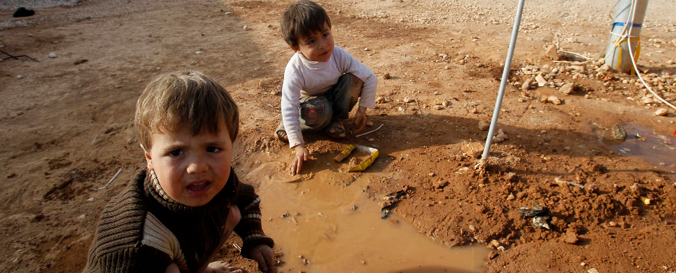 Syrische Kinder spielen in einem Flüchtlingslager in der Türkei.