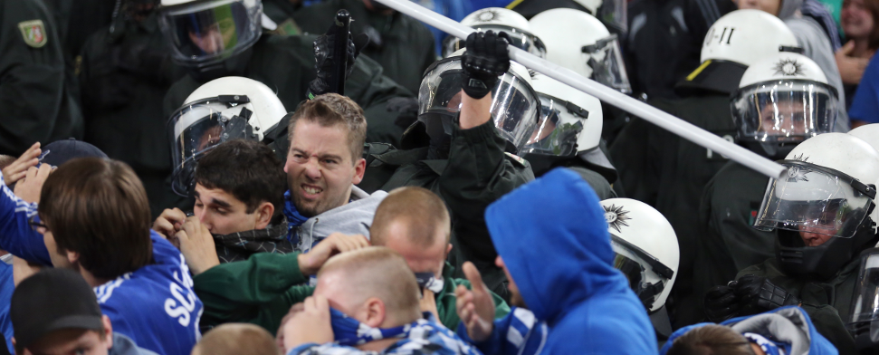 Polizisten schlagen beim Spiel gegen Saloniki auf Schalke-Fans ein. Der Verein kritisierte den unverhältnismäßigen Einsatz der Beamten.