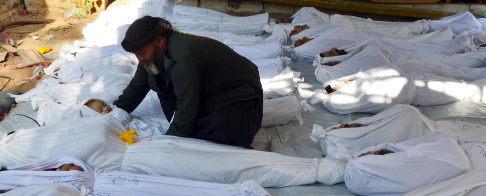 Ein Mann trauert um ein totes Baby. Bei einem Chemiewaffen-Einsatz in einem Vorort östlich von Damaskus sollen mindestens 500 Menschen ums Leben gekommen sein.