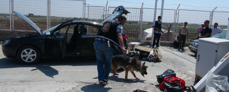 Türkische Spezialeinheiten untersuchen ein verdächtiges Fahrzeug. Die türkische Polizei verhinderte am Sonntag womöglich einen Autobombenanschlag an der syrischen Grenzen.