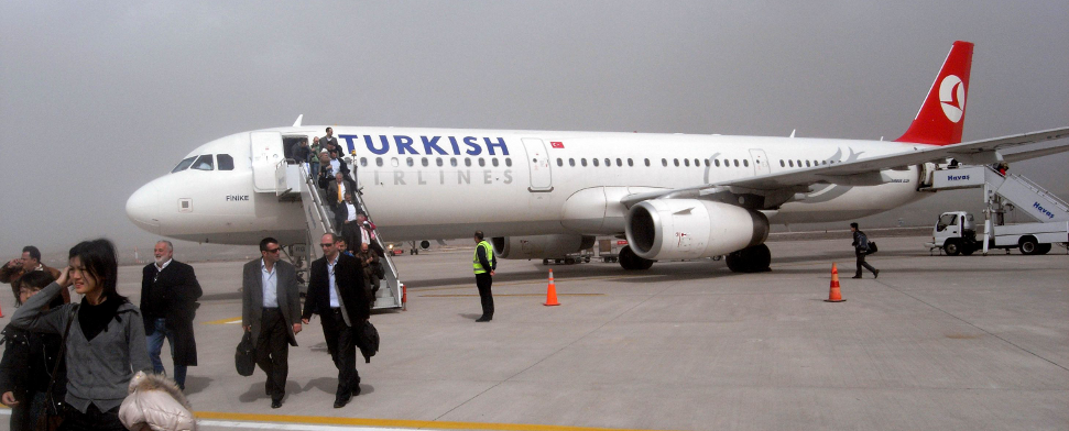 Eine Turkish-Airlines-Maschine auf dem Atatürk-Flughafen von Istanbul. Die Entführung von zwei Mitarbeitern der „Turkish Airlines” Anfang August im Libanon hat gezeigt, dass türkische Staatsbürger in krisengeschüttelten Ländern zunehmend ins Visier von Kriminellen und politischen Gruppen geraten.