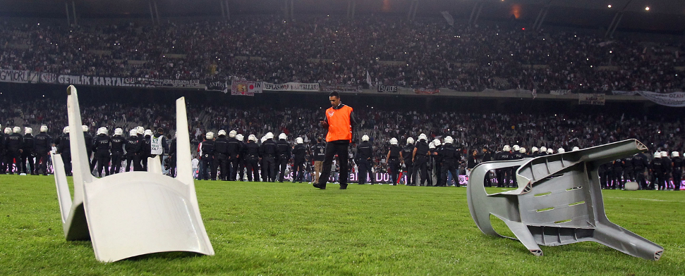 Das Stadtderby zwischen Besiktas und Galatasaray hatte am Ende wenig mit Fußball zu tun. Das Spielfeld war mit Stühlen und anderen Gegenständen übersät.