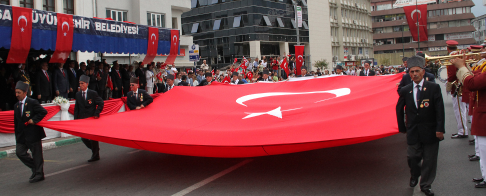 Türken feiern in Bursa den Tag des Sieges.