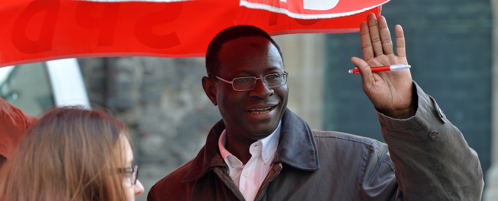 Der aus dem Senegal stammende Karamba Diaby wird am 22.09.2013 in Halle (Saale) (Sachsen-Anhalt) von Journalisten zum Ausgang der Bundestagswahl befragt. SPD-Kandidat Diaby zieht über die Landesliste als erster aus Afrika stammender Abgeordneter in den Bundestag ein.