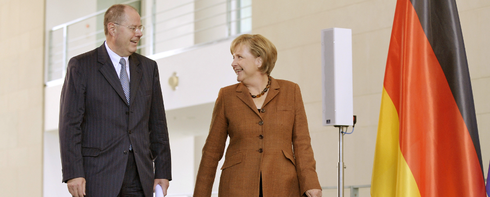 Merkel und Steinbrück unterhalten sich im Deutschen Bundestag. Derzeit spricht vieles für eine Große Koalition.