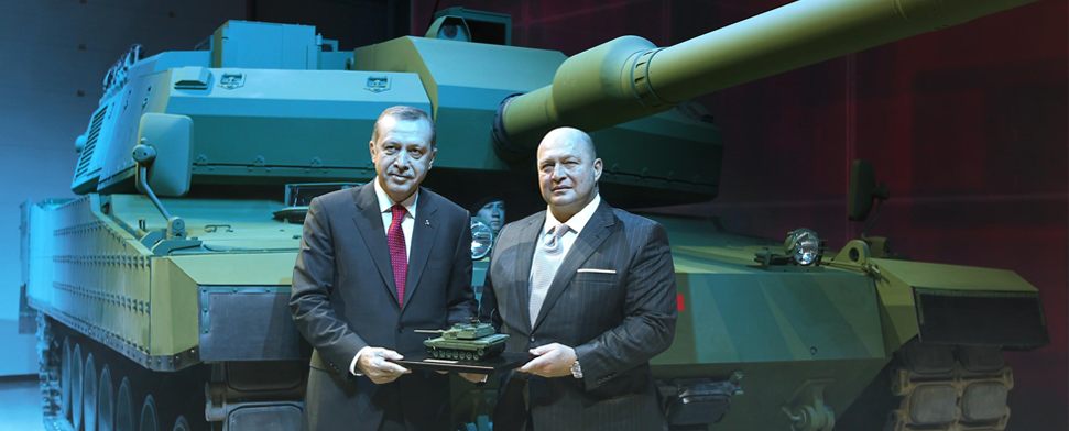 Der türkische Ministerpräsident Erdogan und Mustafa Koc posieren anlässlich der Vorstellung des ersten türkischen Kampfpanzers "Altay" im November 2012.