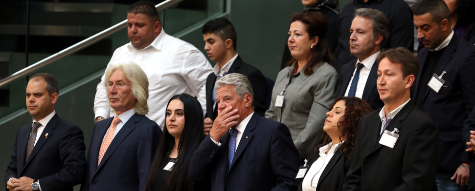 Bundespräsident Joachim Gauck nimmt am 02.09.2013 auf der Besuchertribüne im Reichstagsgebäude in Berlin zusammen mit Angehörigen der Opfer der NSU-Terrorzelle an der Sitzung des Bundestages teil. Das Staatsoberhaupt verfolgte die Debatte über den Abschlussbericht des NSU-Untersuchungsausschusses.