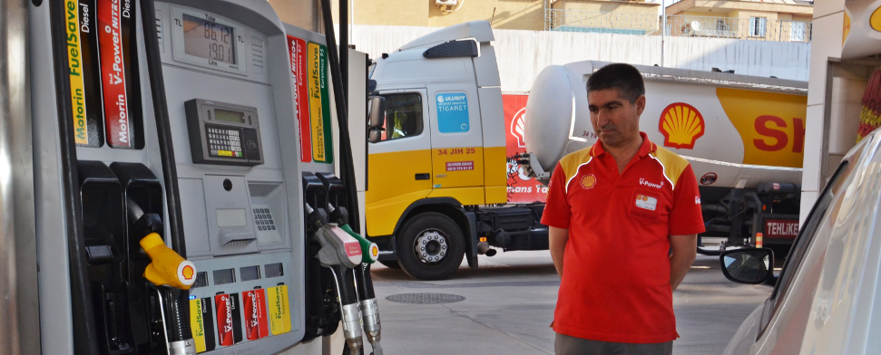 Ein Tankwart in der Türkei betankt einen PKW.