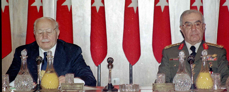 Necmettin Erbakan und Ismail Hakkı Karadayı. Erbakan wurde 1997 zum Rücktritt gezwungen.