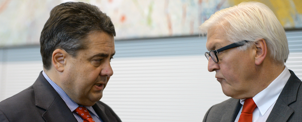 Der SPD-Vorsitzende Sigmar Gabriel (l) und SPD-Fraktionschef Frank-Walter Steinmeier unterhalten sich am 24.09.2013 in Berlin vor Beginn der Fraktionssitzung ihrer Partei.