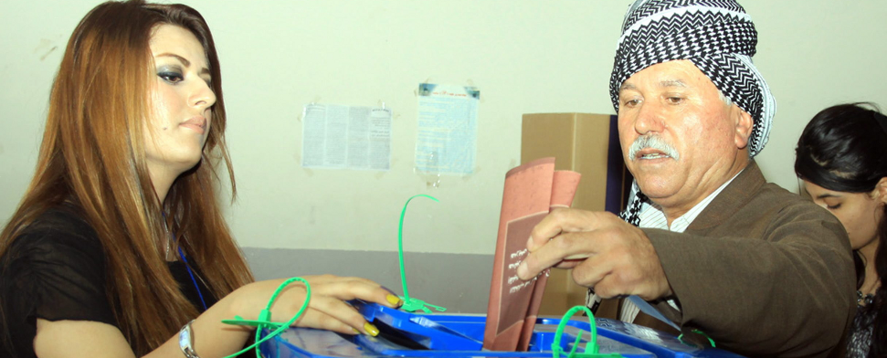Ein kurdischer Mann gibt am 21. September in Arbil seinen Wahlzettel ab. Die Oppostionsbewegung "Gorran" könnte für eine Überraschung sorgen.