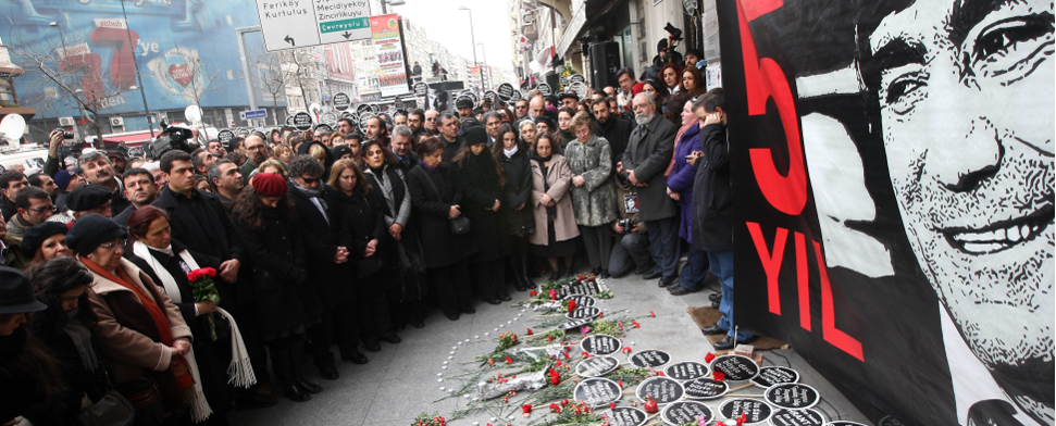 Der türkische Geheimdienst soll einen Mordauftrag gegen Dink erteilt haben. Das behauptet die Anwältin des ermordeten türkisch-armenischen Schriftstellers.