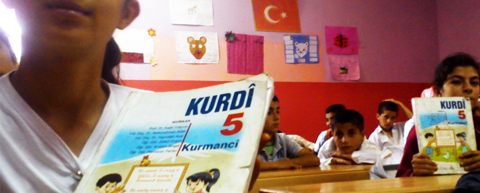Schüler in einer türkischen Schule in Batman halten ein Kurdisch - Lehrbuch hoch.