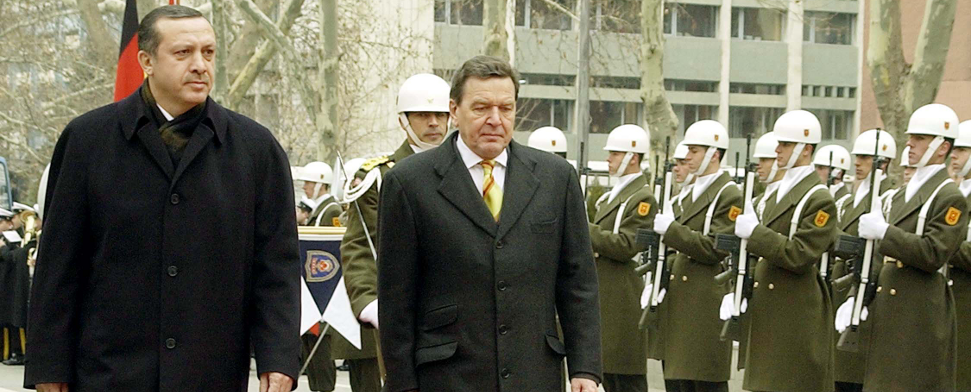 Recep Tayyip Erdogan und Gerhard Schröder im Jahre 2004.
