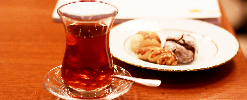 Tee ist in der Türkei sehr beliebt. Meist wird er mit Gebäck serviert.