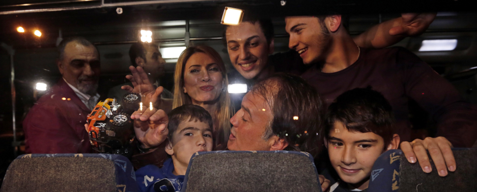Der entführte türkische Pilot Murat Akpinar mit seiner Familie nach der Landung auf dem Atatürk Flughafen in Istanbul am 19. Oktober 2013.