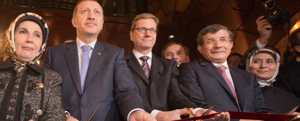 Erdogan, Westerwelle und Davutoglu bei der Eröffnung der türkischen Botschaft in Berlin im Oktober 2012.