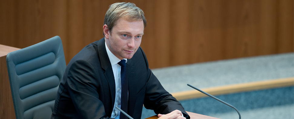 Der FDP-Fraktionsvorsitzende Christian Lindner verfolgt am 25.09.2013 im Landtag in Düsseldorf die Debatte.