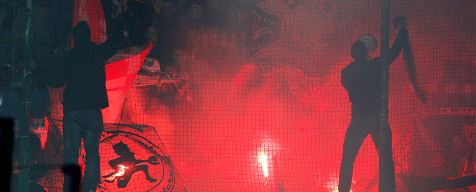 Fans aus Kaiserslautern zünden beim Zweitligaspiel in Bochum bengalische Feuer.