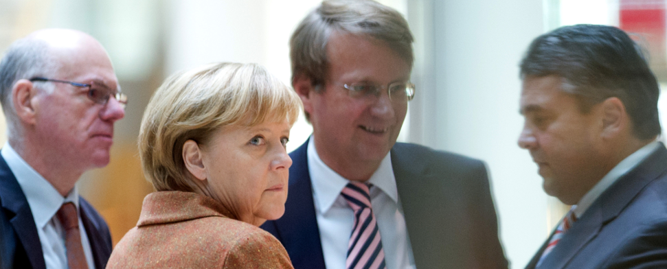 Bundestagspräsident Norbert Lammert (CDU, l-r) Bundeskanzlerin Angela Merkel (CDU), Kanzleramtsminister Ronald Pofalla (CDU) und der Vorsitzende der SPD, Sigmar Gabriel, unterhalten sich am 30.10.2013 im Willy-Brandt-Haus in Berlin - dpa