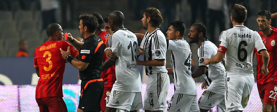 Szene aus dem Spiel Besiktas gegen Galatasaray (22.9.2013). Das Spiel war damals nach Tumulten auf und neben dem Platz angebrochen worden.