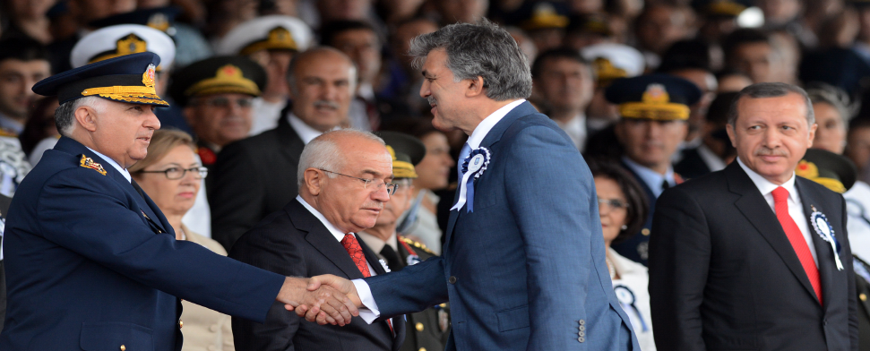 Generalstabschef Necdet Özel, Staatspräsident Gül und Ministerpräsident Erdoğan.