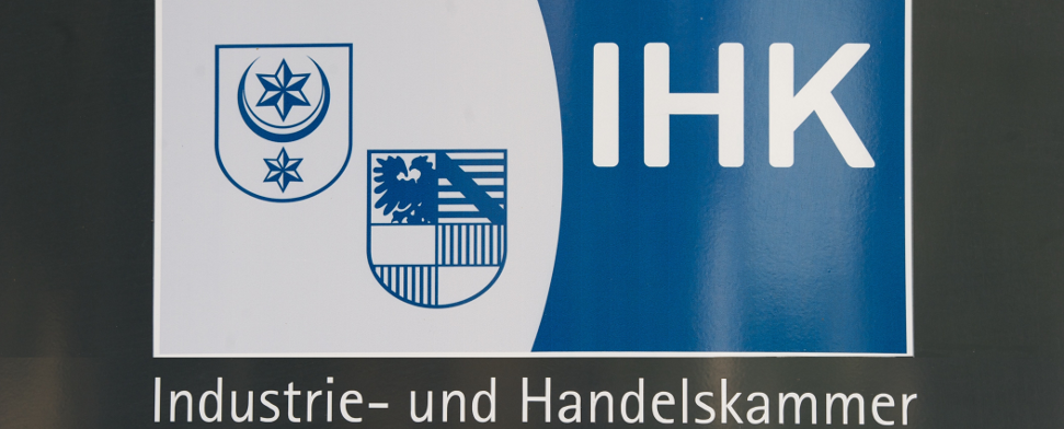 Das Logo der Industrie- und Handelskammer Halle-Dessau (IHK) in Halle (Saale).
