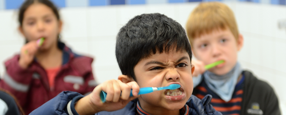 Kinder putzen ihre Zähne in einer Schule. dpa