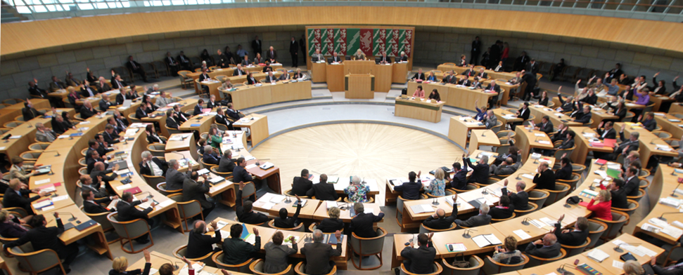 Blick in den Plenarsaal während einer Abstimmung im Landtag NRW.