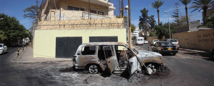 Ein ausgebranntes Auto vor der russischen Botschaft in Libyen